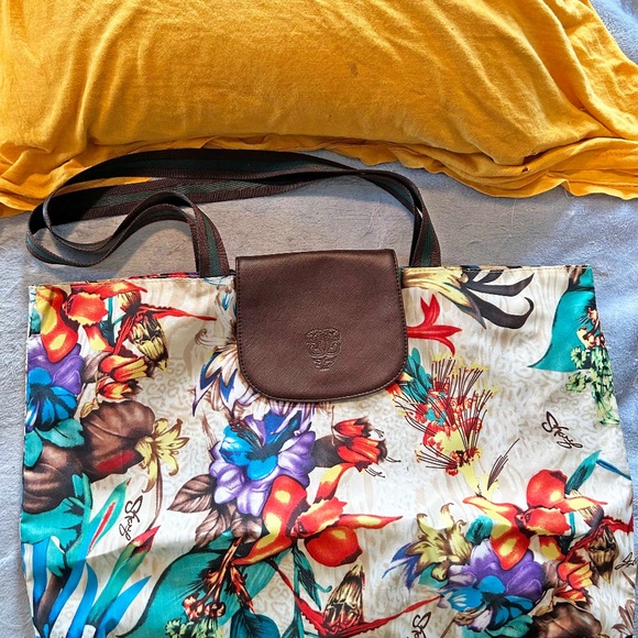 TOTE BAG, FOLDS INTO POUCH, LARGE, NYLON, THICK POLYURETHANE FLAP, WATER RESISTA - Picture 4 of 5